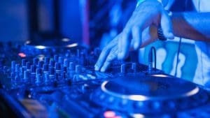 dj-decks-spinning