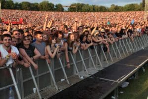 mojo-barriers-crowd